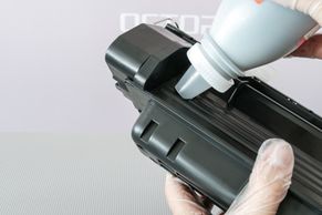 Using our screw-funnel to fill the toner air mix into the cartidge