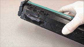 Öffnung der HP 410A  HP 410X für den Refill Toner wurde mit Gewebeklebeband verschlossen