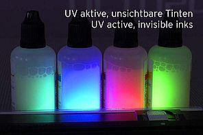 [Translate to Englisch:] Unsichtbare Druckertinte leuchtet neon unter UV-Licht