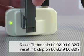 [Translate to Italienisch:] Chip mit dem Resetter reprogrammieren bei einer LC3217 Magenta Patrone