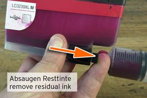 [Translate to Italienisch:] Absaugen der Resttinte magenta LC3239 XL