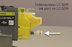 [Translate to Englisch:] Tintenauslass Brother LC-3219 unterhalb Lufteinlass