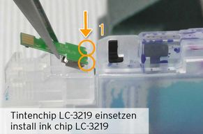 [Translate to Italienisch:] Alternativchip LC-3219 in Halterung positionieren