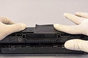 Closing the HP 201 waste toner outlet port