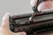 HP LaserJet Pro M 12, ricarica HP M 26 - rimozione del toner di scarto