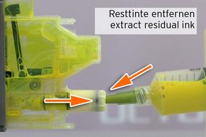 [Translate to Italienisch:] Absaugen der Resttinte aus einer leer gemeldeten LC3219 Patrone mit Refilltool