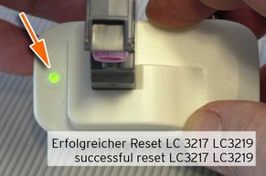 [Translate to Englisch:] Reset Tintenstand mit Resetter Patrone einsetzen LED leuchtet grün