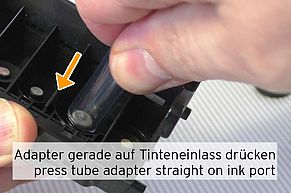 Anbringen des Schlauchadapters am Tinteneinlass