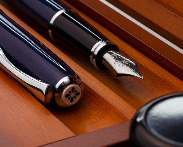 Set stilografica Diplomat Excellence A2 Midnight Blue Chrome con inchiostro per stilografica in blu reale in una scatola di legno pregiato di alta qualità, campi in acciaio inox M