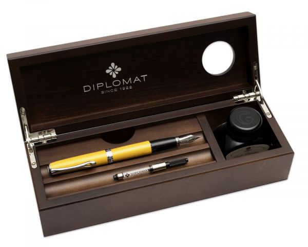 Set stilografica Diplomat Excellence A2 Yellow con inchiostro per stilografica in blu reale in una scatola di legno pregiato di alta qualità, campi in acciaio inox M