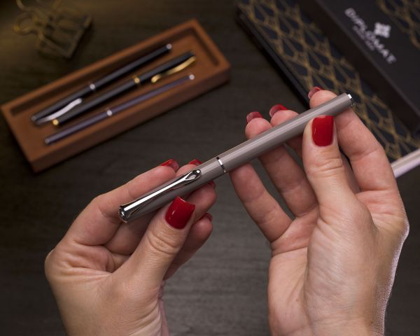 Füllhalterset Diplomat Traveller Taupe Grey mit Lederetui, Schreibtinte und Tintenkonverter, Stärke