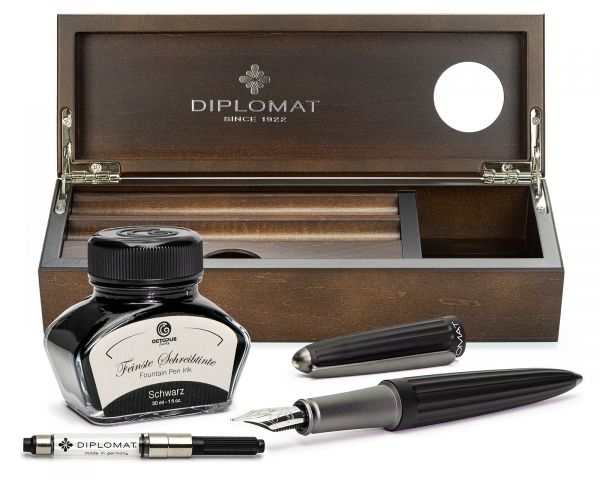 Set stilografica Diplomat Aero nero con inchiostro per stilografica perfettamente abbinato e vassoio della penna in legno pregiato - wenge