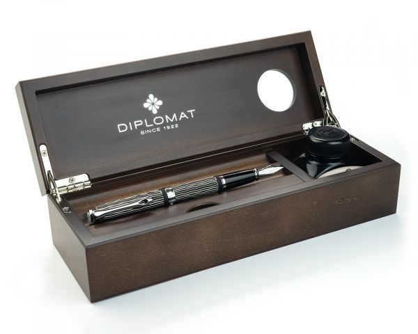 Set stilografica Diplomat Excellence A+ Wave guilloché lapis nero con inchiostro per stilografica in blu reale in una scatola di legno pregiato di alta qualità, campi in acciaio inox M