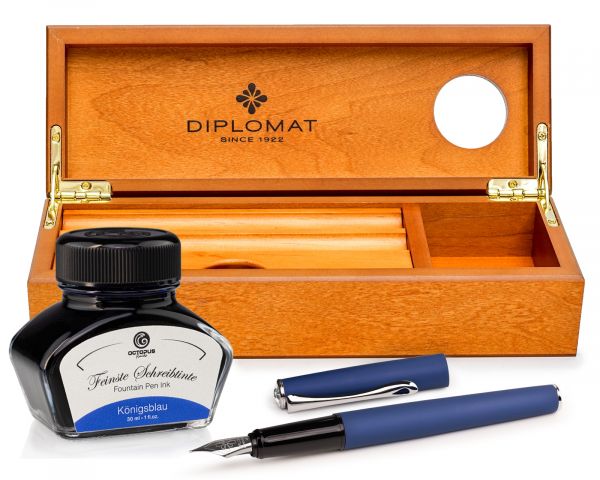 Stilografica Diplomat Esteem blu opaco con inchiostro e cofanetto in legno di ciliegio, pennino M
