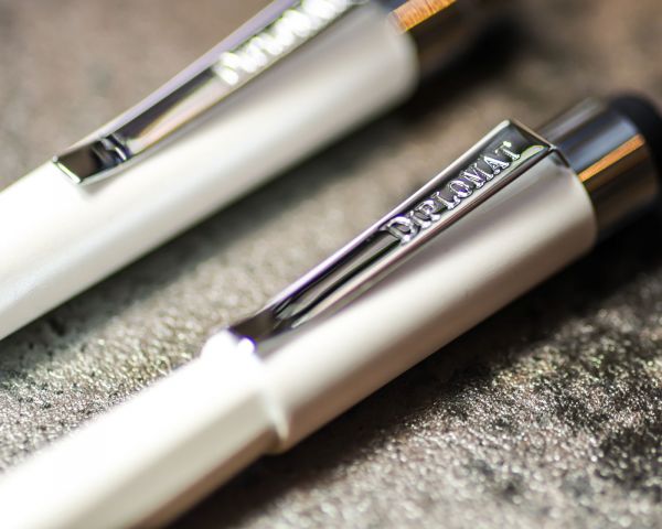 Penna stilografica Diplomat Magnum PEARL WHITE con inchiostro da scrittura e convertitore, M-nib in acciaio inox