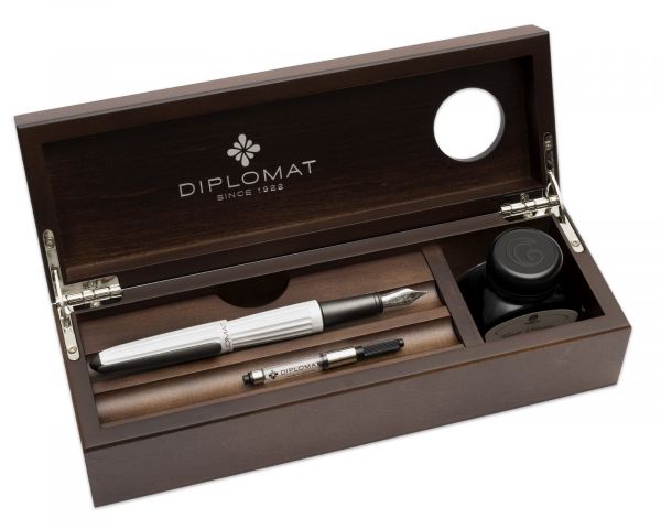 Set stilografica Diplomat Aero bianco, con inchiostro per stilografica in blu reale abbinato in una scatola di legno pregiato di alta qualità - wenige