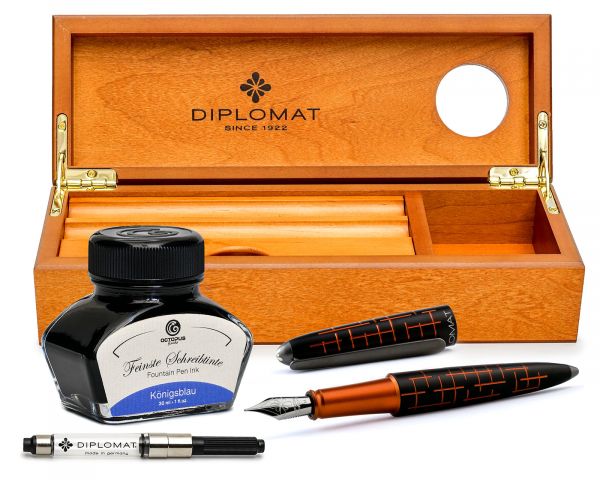 Set di penne stilografiche Diplomat Elox Matrix nero-arancio con inchiostro da scrittura e astuccio in legno di ciliegio