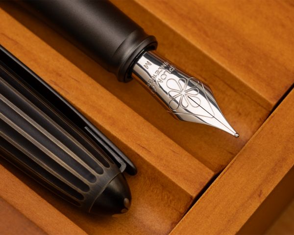 Set stilografica Diplomat Aero Oxyd Ossidato con inchiostro per stilografica in blu reale in una scatola di legno pregiato di alta qualità, campi in acciaio inox M