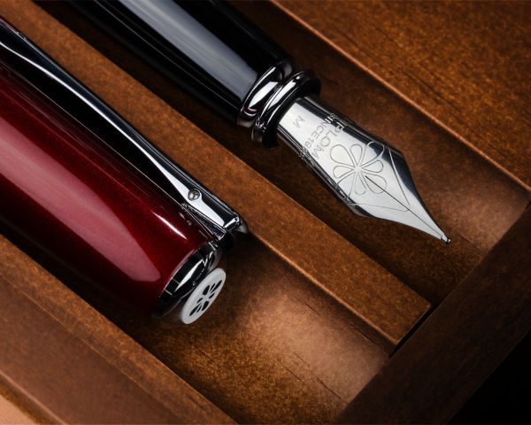 Set stilografica Diplomat Excellence A2 Magma Red con inchiostro per stilografica in blu reale in una scatola di legno pregiato di alta qualità, campi in acciaio inox M