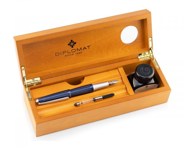 Set di penne stilografiche Diplomat Aero Midnight Blue con inchiostro da scrittura e astuccio in legno di ciliegio