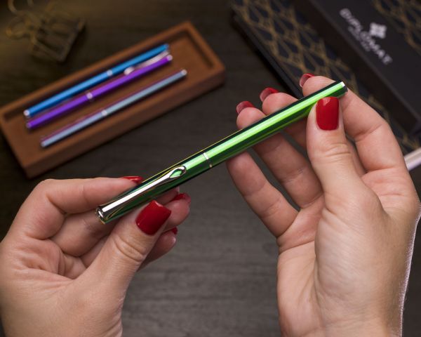 Set di penne stilografiche Diplomat Traveller Funky Green con astuccio in pelle, inchiostro da scrittura e convertitore d'inchiostro, misura M