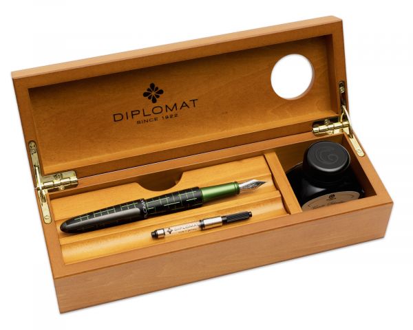 Set di penne stilografiche Diplomat Elox Matrix nero-verde con inchiostro da scrittura e astuccio in legno di ciliegio