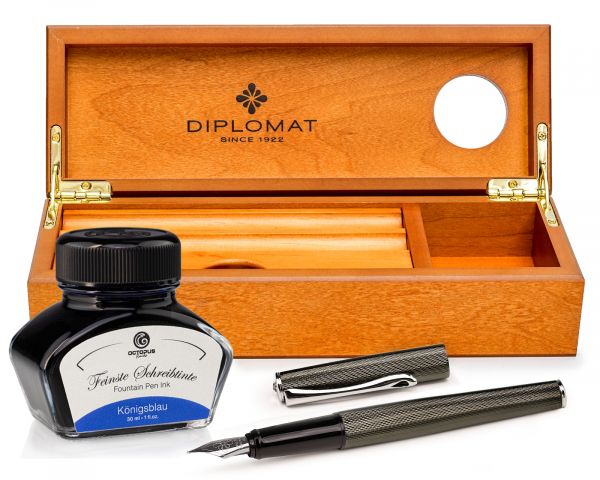 Stilografica Diplomat Esteem Black Barley con inchiostro e cofanetto in legno di ciliegio, pennino M