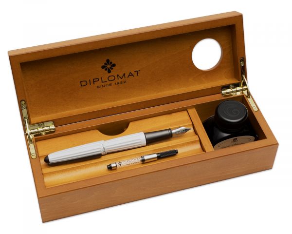 Set stilografica Diplomat Aero bianco, campi in acciaio inox M,con inchiostro per stilografica in blu reale abbinato in una scatola di legno pregiato di alta qualità
