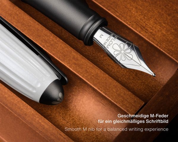 Set stilografica Diplomat Aero bianco, campi in acciaio inox M, con inchiostro per stilografica in blu reale e astuccio in vera pelle