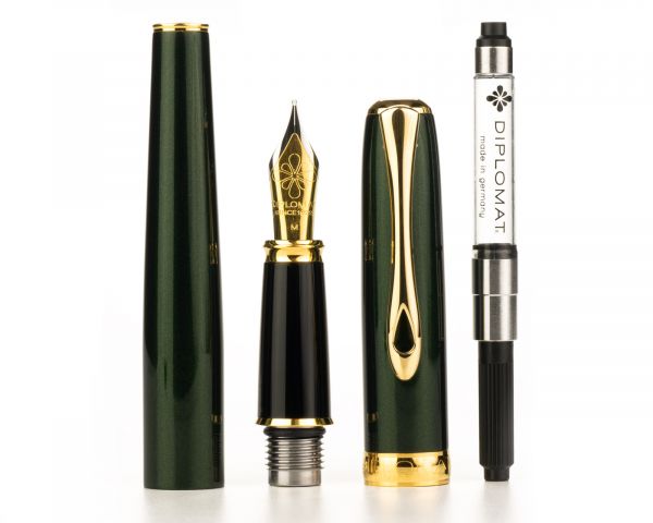 Set stilografica Diplomat Excellence A2 Evergreen Gold con inchiostro per stilografica in blu reale in una scatola di legno pregiato di alta qualità, campi in acciaio inox M