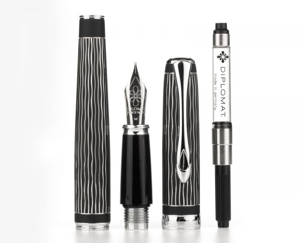 Penna stilografica Diplomat Excellence A plus Wave guilloche lapis nero, pennino M