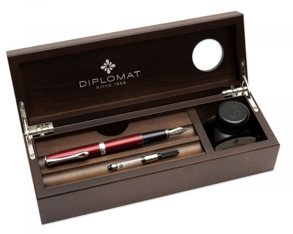 Set stilografica Diplomat Excellence A2 Magma Red con inchiostro per stilografica in blu reale in una scatola di legno pregiato di alta qualità, campi in acciaio inox M