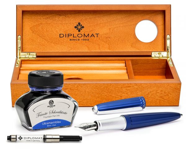 Set stilografica Diplomat Aero blu con inchiostro per stilografica perfettamente abbinato in una scatola di legno pregiato di alta qualità, campi in acciaio inox M
