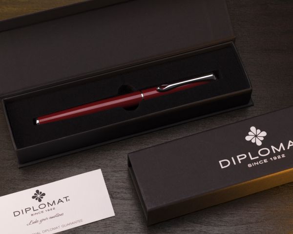Diplomat Traveller Penna stilografica Dark Red, M-nib in acciaio inox
