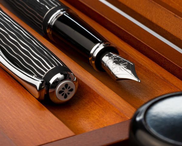 Set stilografica Diplomat Excellence A+ Wave guilloché lapis nero con inchiostro per stilografica in blu reale in una scatola di legno pregiato di alta qualità, campi in acciaio inox M