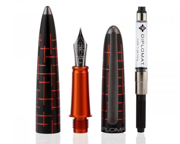Set di penne stilografiche Diplomat Elox Matrix nero-arancio con inchiostro da scrittura e astuccio in legno di ciliegio