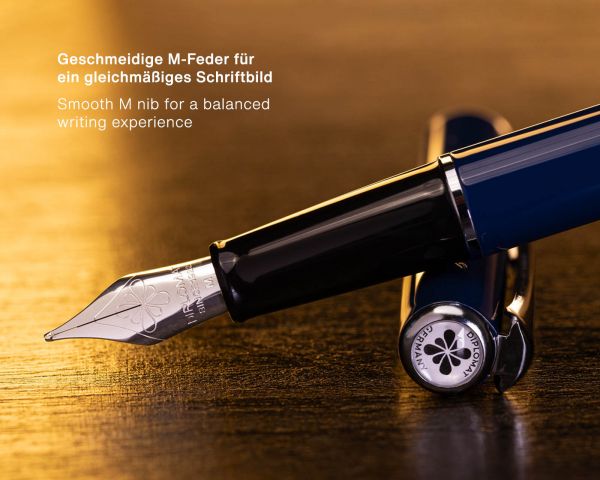 Füllhalterset Diplomat Traveller Navy Blue mit Lederetui, Schreibtinte und Tintenkonverter, Stärke M