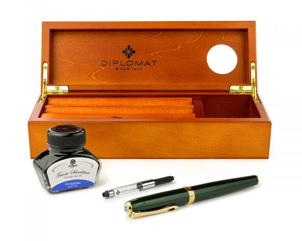 Set stilografica Diplomat Excellence A2 Evergreen Gold con inchiostro per stilografica in blu reale in una scatola di legno pregiato di alta qualità, campi in acciaio inox M
