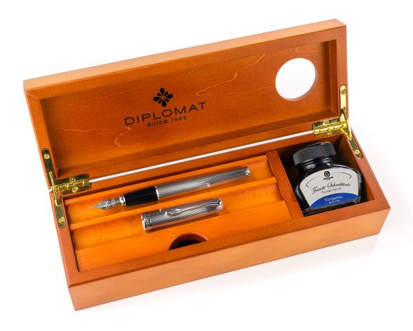 Set stilografica Diplomat Excellence A2 Guilloche Chrome con inchiostro per stilografica in blu reale in una scatola di legno pregiato di alta qualità, campi in acciaio inox M