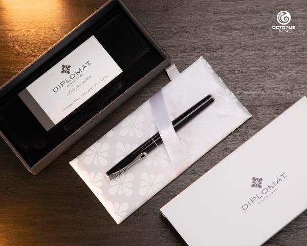 Stilografica Diplomat Esteem laccata nera con inchiostro e cofanetto in legno di wengé, pennino M