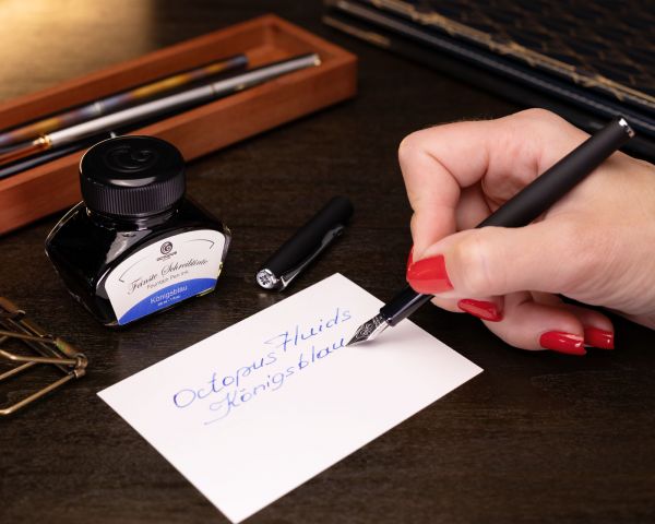 Penna stilografica Diplomat Traveller Nero opaco con inchiostro per stilografica in blu reale e astuccio in vera pelle, M-nib in acciaio inox