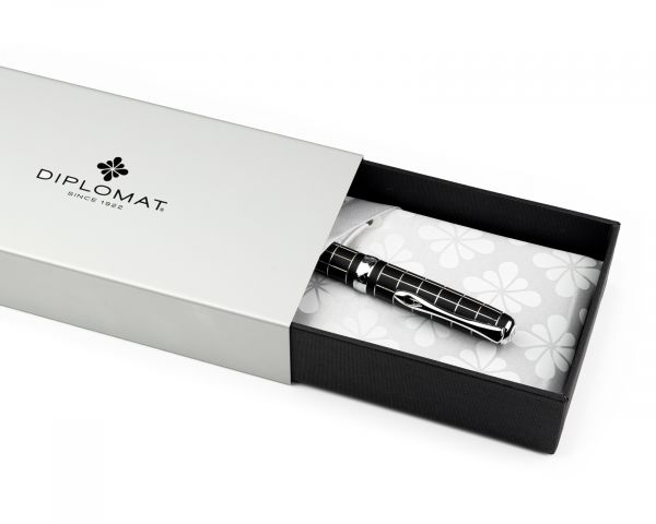 Penna stilografica A+ Rombo guilloché lapis nero, M-nib in acciaio inox, con inchiostro da scrittura blu reale