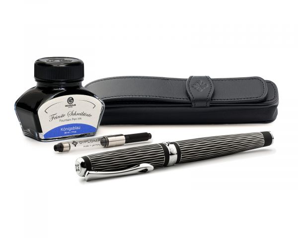 Penna stilografica A+ Wave guilloché lapis nero, con inchiostro per stilografica in blu reale e astuccio in vera pelle, M-nib in acciaio inox