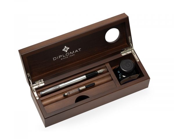 Stilografica Diplomat Esteem cromo opaco con inchiostro e cofanetto in legno di wengé, pennino M