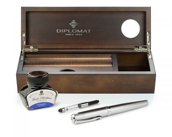 Set stilografica Diplomat Excellence A2 Guilloche Chrome con inchiostro per stilografica in blu reale in una scatola di legno pregiato di alta qualità, campi in acciaio inox M