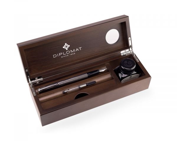 Stilografica Diplomat Esteem Black Barley con inchiostro e cofanetto in legno di wengé, pennino M