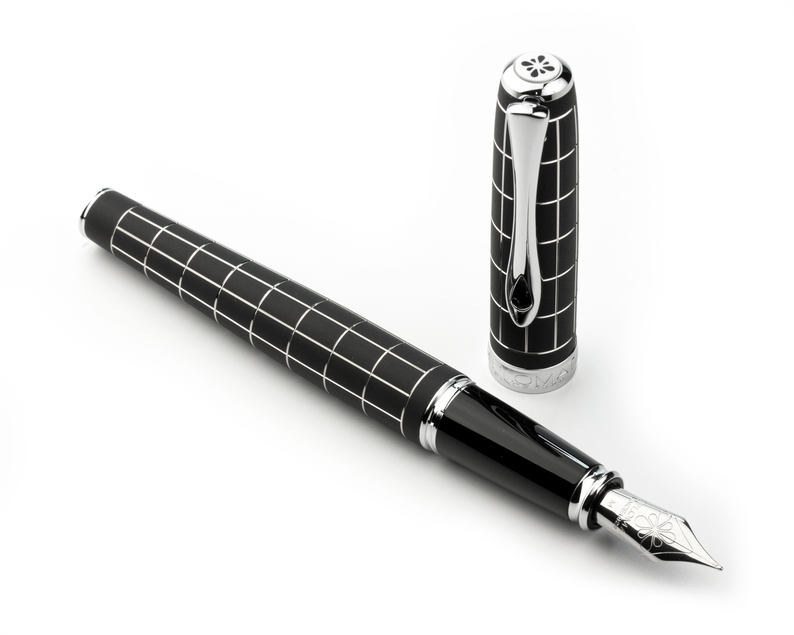 Fountain pen Diplomat Excellence A plus Rhombus guilloche lapis black, M-nib