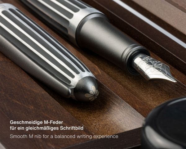 Füllhalter Set Diplomat Aero Stripes Black mit Schreibtinte und Stiftetui aus Wenge-Holz