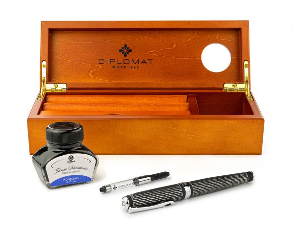 Set stilografica Diplomat Excellence A+ Wave guilloché lapis nero con inchiostro per stilografica in blu reale in una scatola di legno pregiato di alta qualità, campi in acciaio inox M