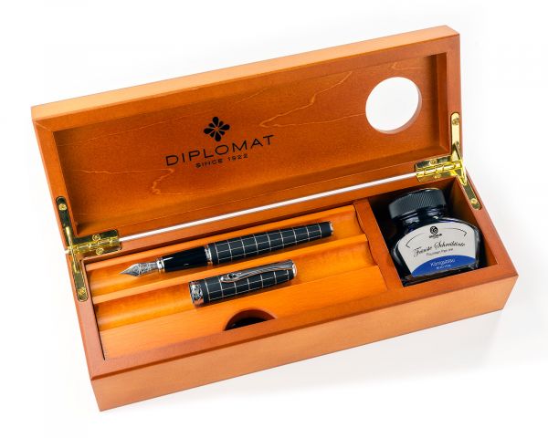 Set stilografica Diplomat Excellence A+ Rombo guilloché lapis nero con inchiostro per stilografica in blu reale in una scatola di legno pregiato di alta qualità, campi in acciaio inox M